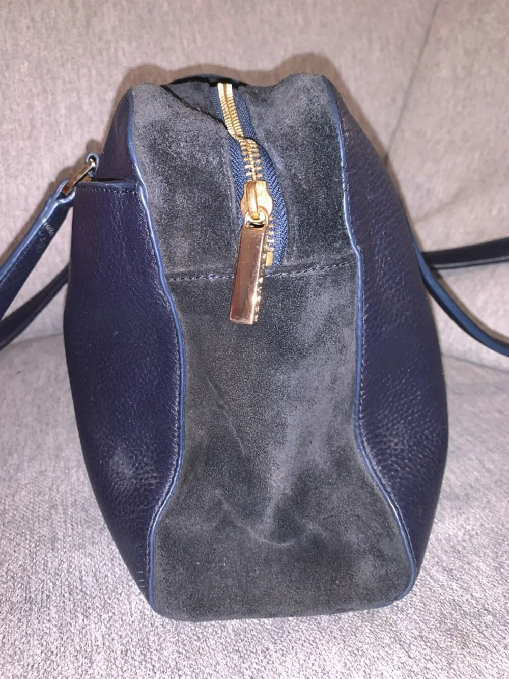 Tory Burch Black & Navy Blue Leather & Suede Top-Handle Shoulder Bag w/Gold Logo - Picture 6 of 12